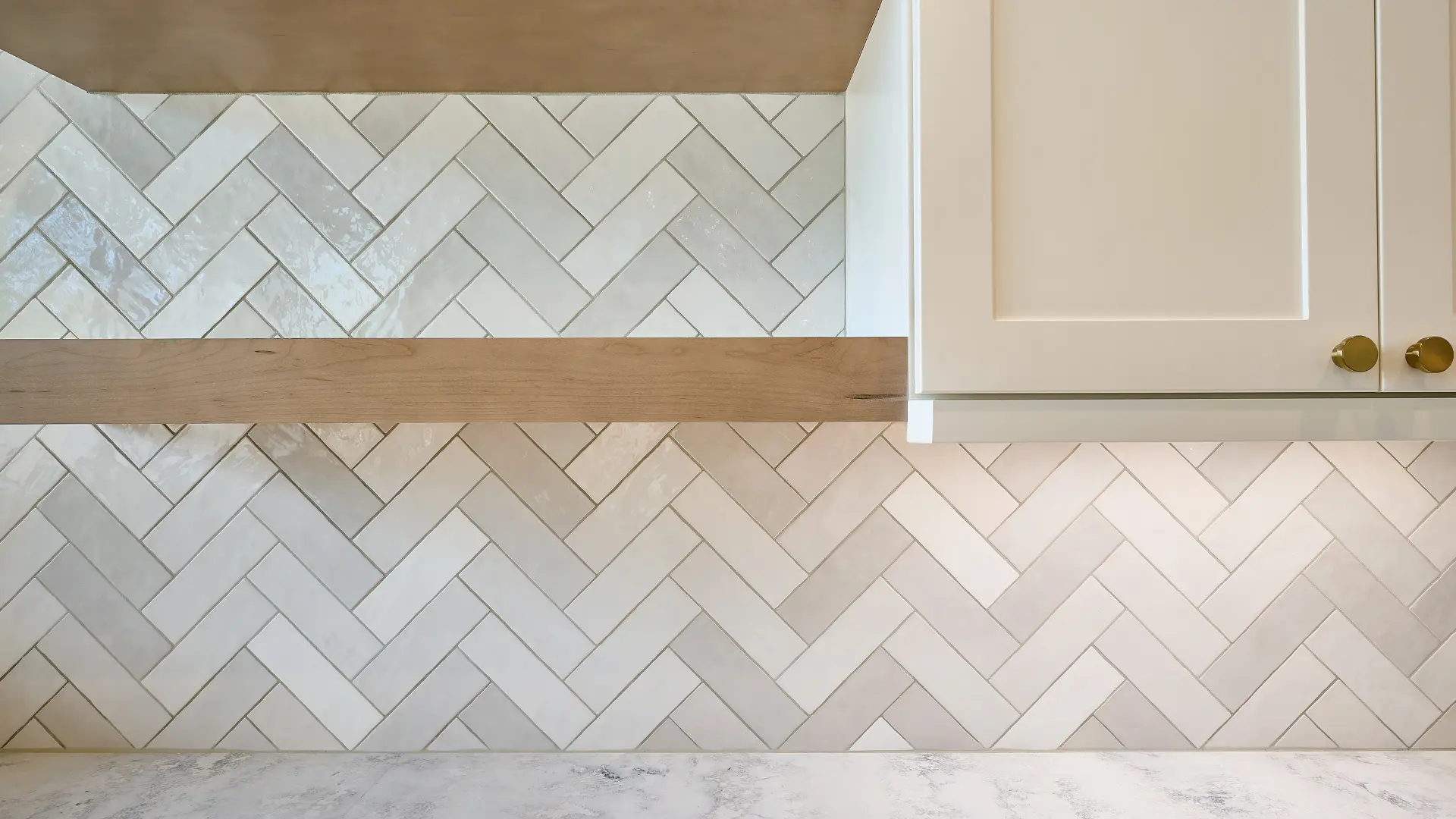 word1| %focuskw%| %page%|%sitename% Elegant-Herringbone-Backsplash
