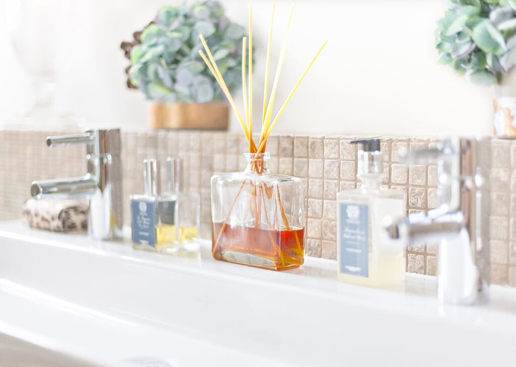 how to keep bathroom smelling fresh